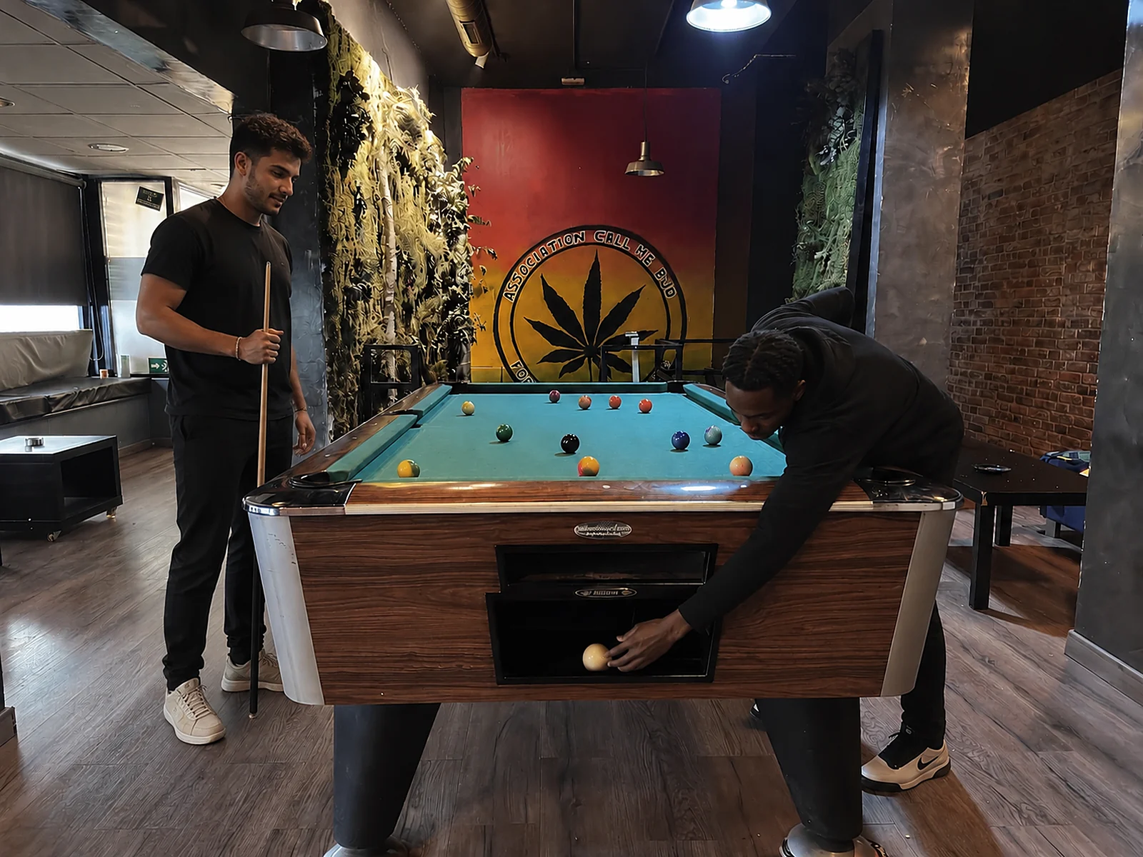 Socios jugando al billar en el club